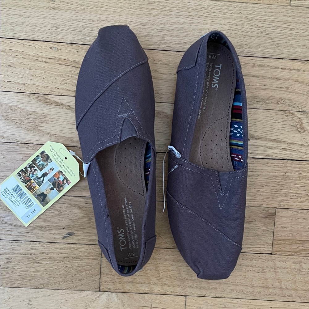 TOMS NWT Women's Dark Grey Canvas Loafers. Women’s size 9